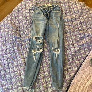 selling medium wash ripped mom jeans,in great condition